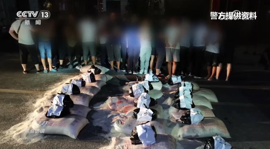 女童被压车底路人秒抬车救人
