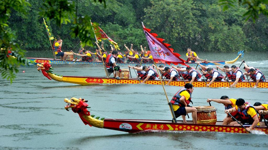 老头乐冲卡上高速逆行遇车祸